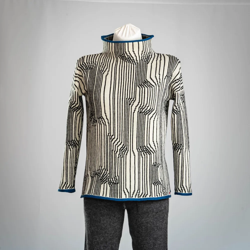 Ispirato a una stampa Marimekko, lavorato a maglia con una macchina elettronica Brother.