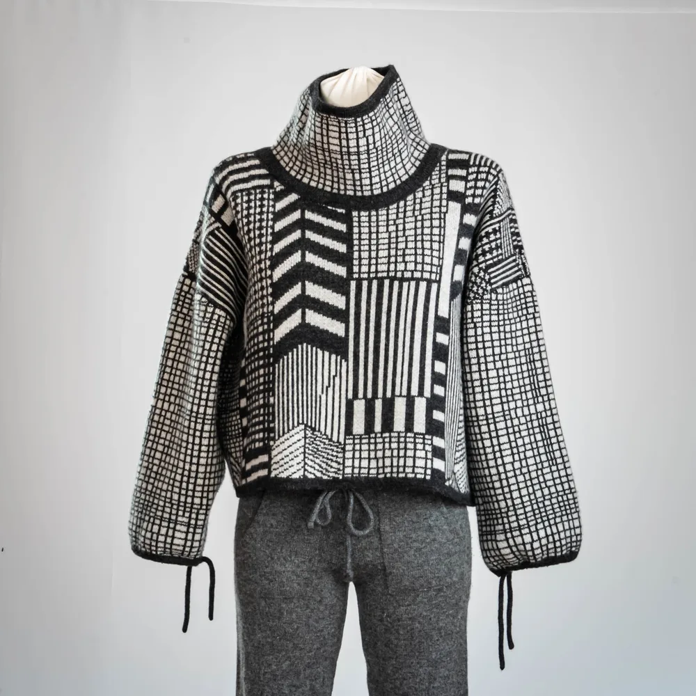 Ispirato a una stampa Marimekko, lavorato a maglia con una macchina elettronica Brother.